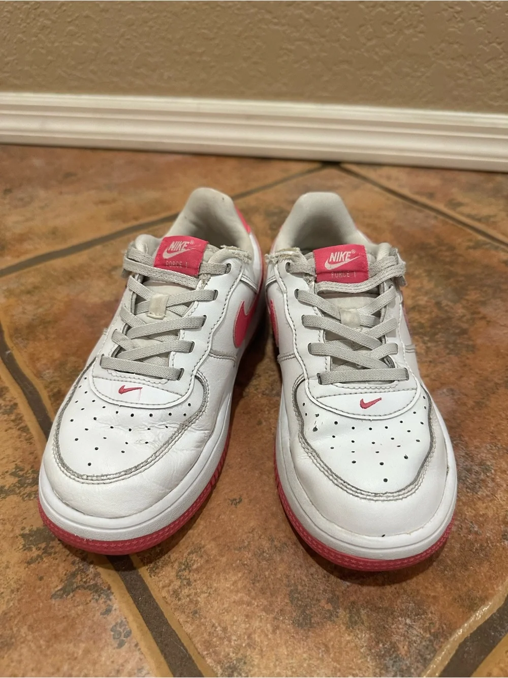 Nike White and Pink Kids Low-Top Sneakers